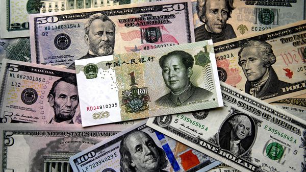 Купюры китайских юаней и долларов США
