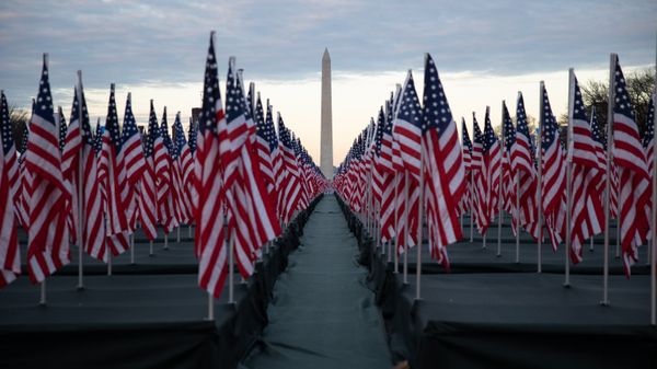 Флаги США перед Монументом Вашингтону