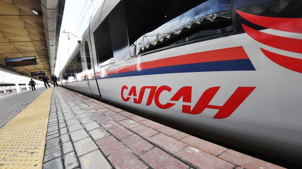 Поезд Сапсан на Ленинградском вокзале в Москве
