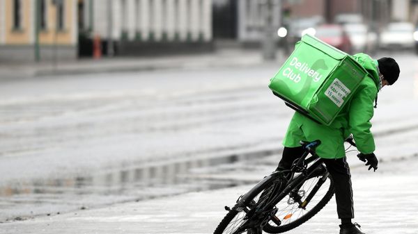 Курьер службы доставки Delivery Club