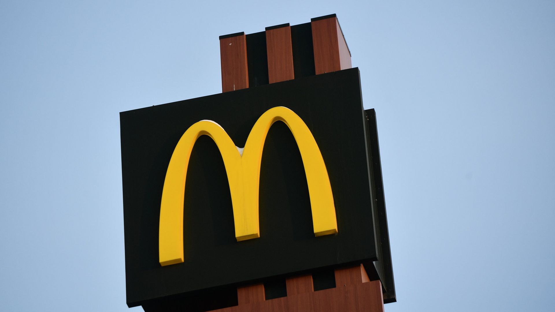 Вывеска McDonald's Вывеска McDonald's - ПРАЙМ, 1920, 08.12.2022