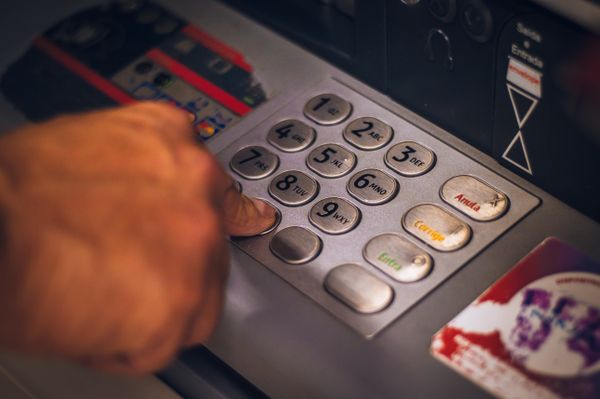 Снятие денег в банке Снятие денег в банке
