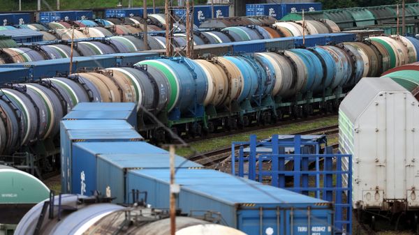 Железнодорожные вагоны на путях сортировочной станции в Калининграде Железнодорожные вагоны на путях сортировочной станции в Калининграде