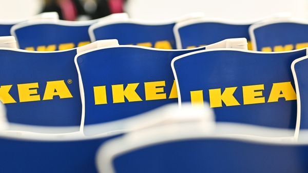 Флажки с логотипом в магазине IKEA Флажки с логотипом в магазине IKEA