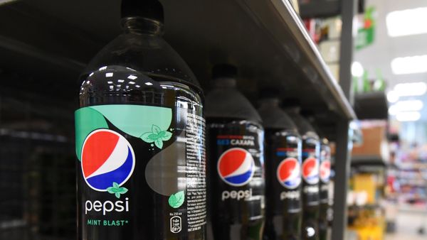 Бутылки с газированным напитком Pepsi