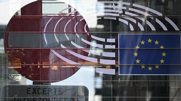 Логотип Евросоюза на здании штаб-квартиры Европейского парламента в Брюсселе