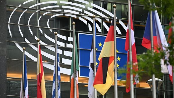 Логотип Евросоюза на здании штаб-квартиры Европейского парламента в Брюсселе
