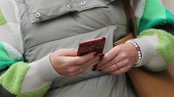 Смартфон в руке девушки