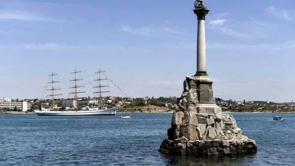 Памятник затопленным кораблям в Севастополе