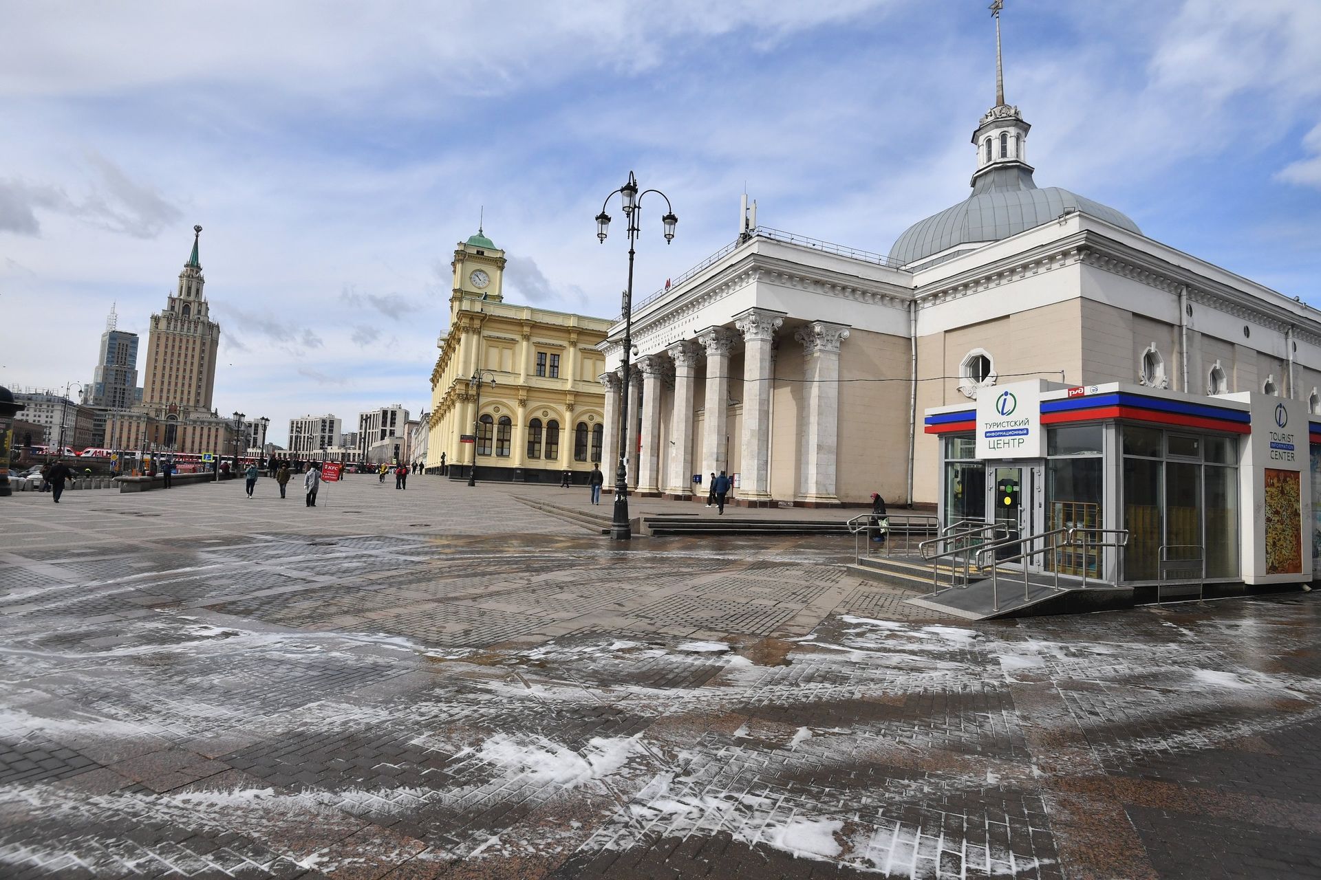 Выход со станции метро Комсомольская в Москве - ПРАЙМ, 1920, 21.11.2022