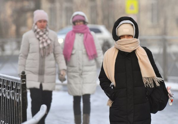 Прохожие на улице Воинская в Новосибирске