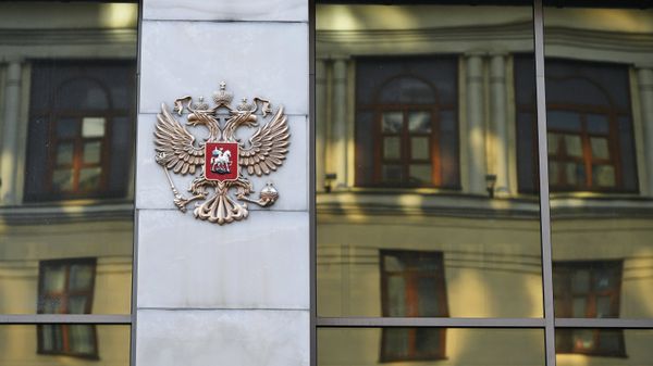 Герб на здании Совета Федерации РФ