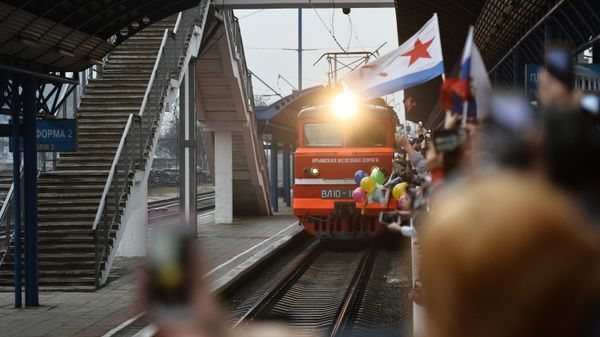 Прибытие пассажирского поезда  Таврия в Крым