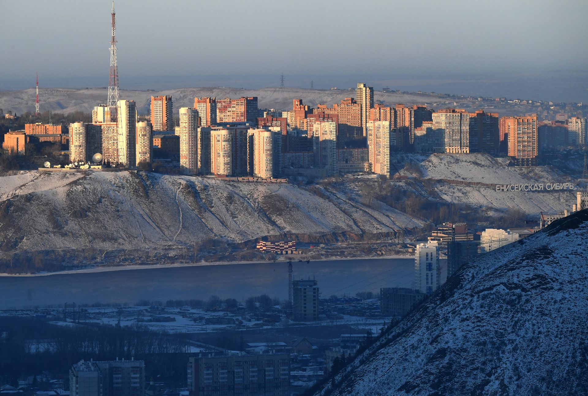 Вид из фанпарка Бобровый лог на левобережный микрорайон Студенческий городок и жилой комплекс Орбита в Красноярске. - ПРАЙМ, 1920, 17.01.2023