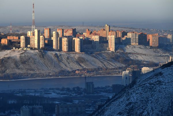 Вид из фанпарка Бобровый лог на левобережный микрорайон Студенческий городок и жилой комплекс Орбита в Красноярске.