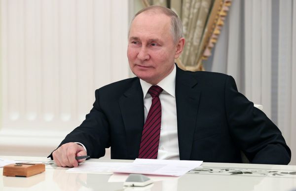 Президент РФ В. Путин вручил премии в области науки и инновации за 2022 год молодым ученым