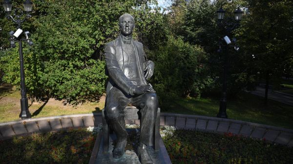 Памятник Сергею Рахманинову на Страстном бульваре в Москве