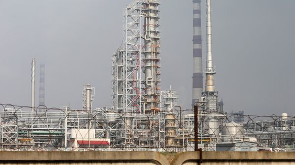Нефтеперерабатывающий завод и нефтепровод Дружба