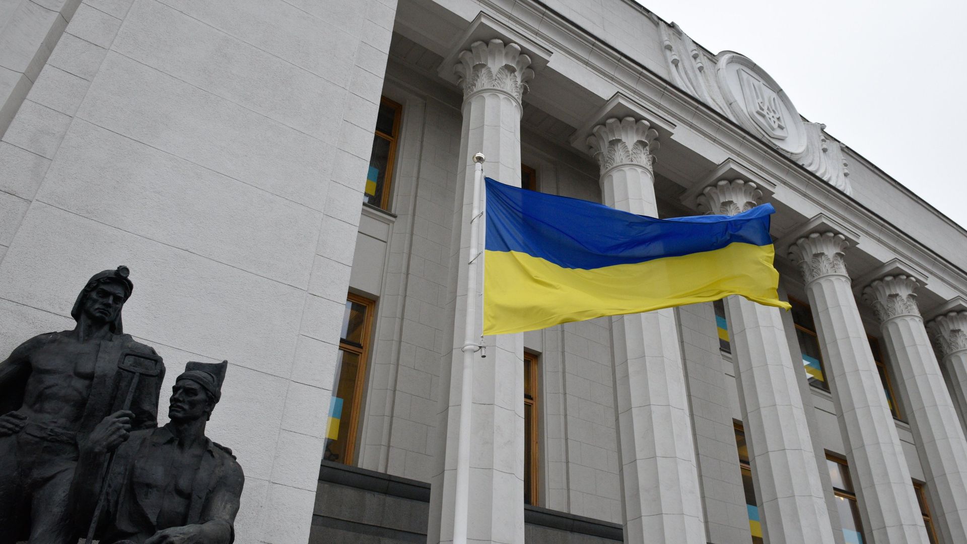 Флаг Украины у здания Верховной рады - ПРАЙМ, 1920, 01.07.2025