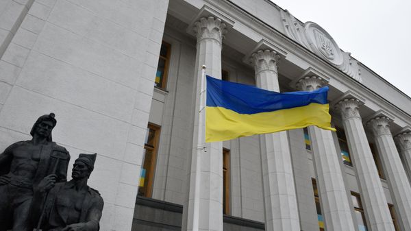 Флаг Украины у здания Верховной рады