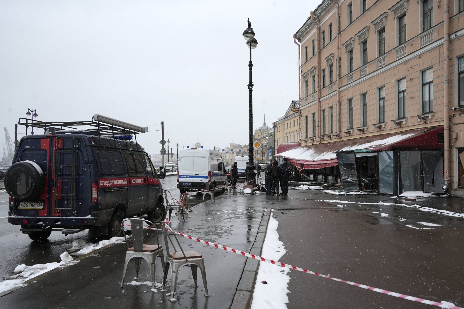 Цветы на месте взрыва на Университетской набережной в Петербурге - ПРАЙМ, 1920, 13.04.2023