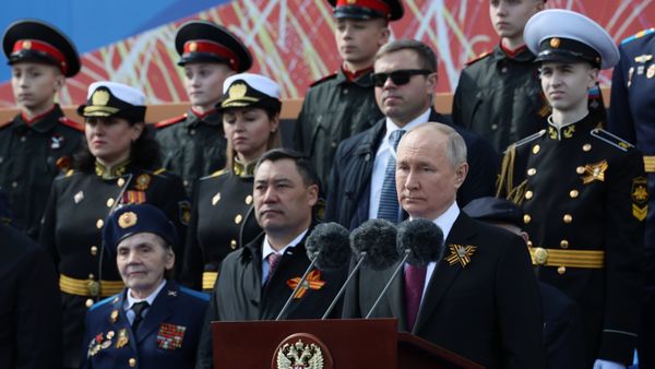 Президент РФ В. Путин и председатель правительства М. Мишустин на параде Победы в Москве