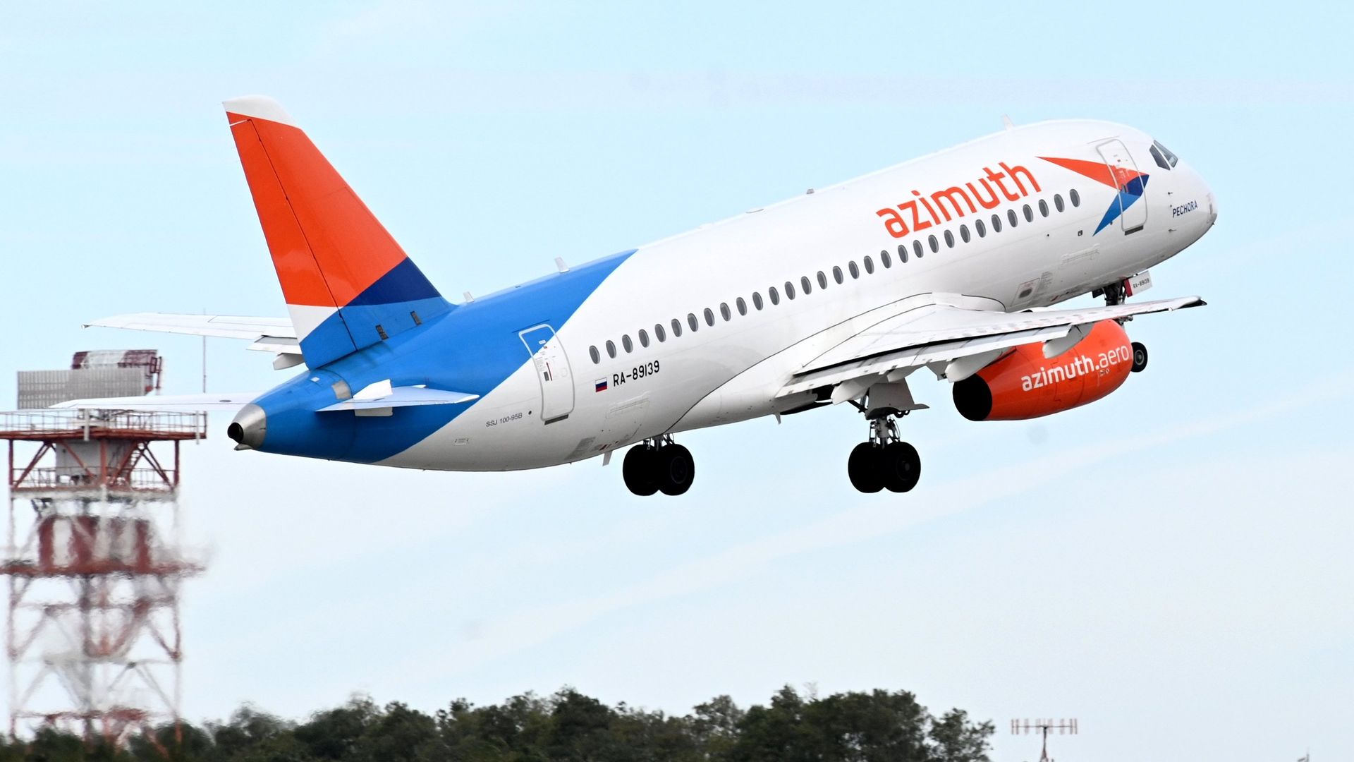Самолет Sukhoi Superjet 100 авиакомпании Азимут Самолет Sukhoi Superjet 100 авиакомпании Азимут - ПРАЙМ, 1920, 29.08.2023