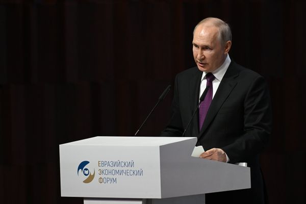 Президент РФ В. Путин принял участие в пленарном заседании ЕЭФ