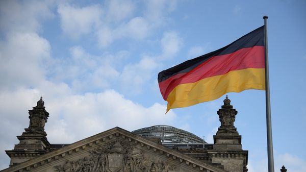 Национальный флаг Федеративной Республики Германии над зданием Будестага