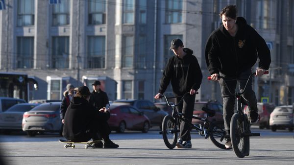Подростки на велосипедах в Театральном сквере в Новосибирске.