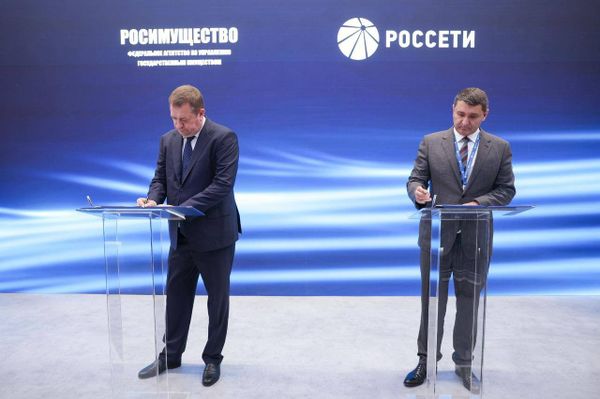 Руководитель Федерального агентства по управлению имуществом Вадим Яковенко и Генеральный директор ПАО «Россети» Андрей Рюмин Руководитель Федерального агентства по управлению имуществом Вадим Яковенко и Генеральный директор ПАО «Россети» Андрей Рюмин