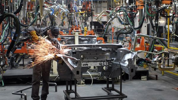 Работа автомобильного завода Nissan в Санкт-Петербурге