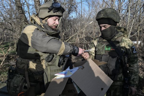 Передача писем и подарков бойцам на передовой