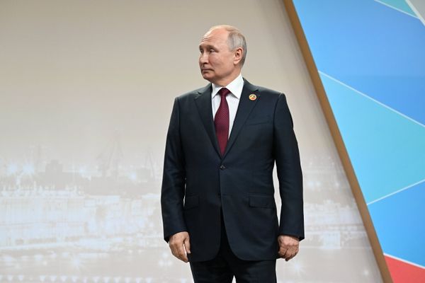 Президент РФ В. Путин провел церемонию официальной встречи глав делегаций - участников II Cаммита Россия - Африка Президент РФ В. Путин провел церемонию официальной встречи глав делегаций - участников II Cаммита Россия - Африка
