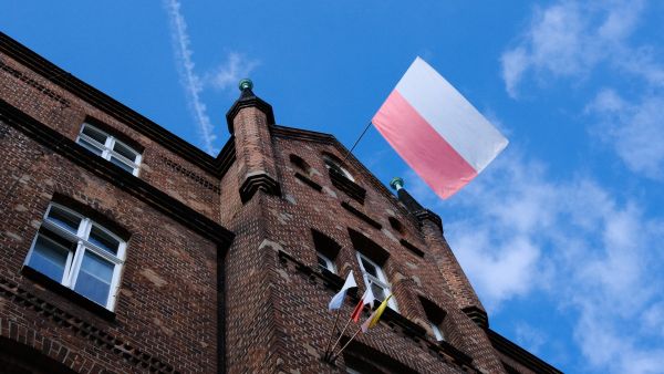 Флаг Польши на здании в Познани, Польша