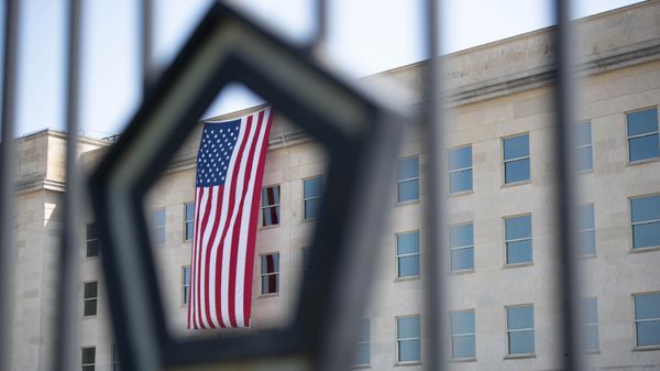 Американский флаг на здании Пентагона, Вашингтон, США