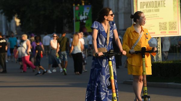 Москвичи и туристы в жаркую погоду в Москве