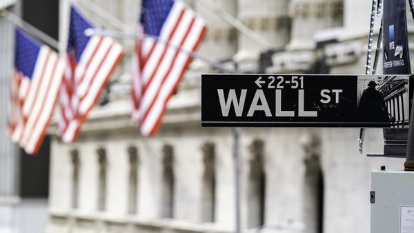 Информационный указатель на Уолл-стрит в Нью-Йорке Информационный указатель на Уолл-стрит в Нью-Йорке