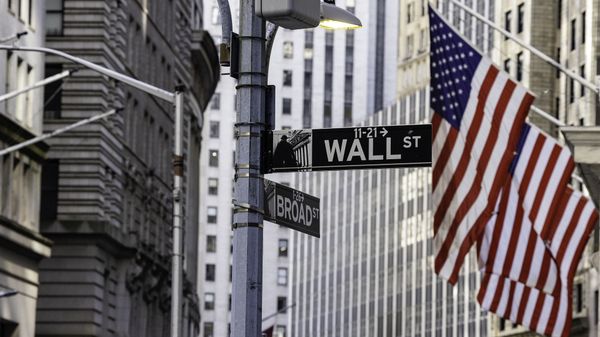 Информационный указатель на Уолл-стрит в Нью-Йорке