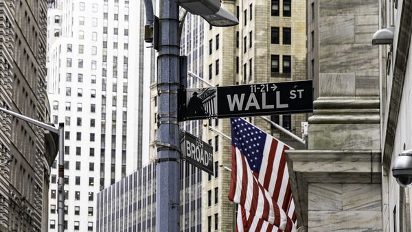 Информационный указатель на Уолл-стрит в Нью-Йорке Информационный указатель на Уолл-стрит в Нью-Йорке