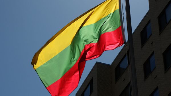 Флаг Литвы на здании посольства в Вашингтоне