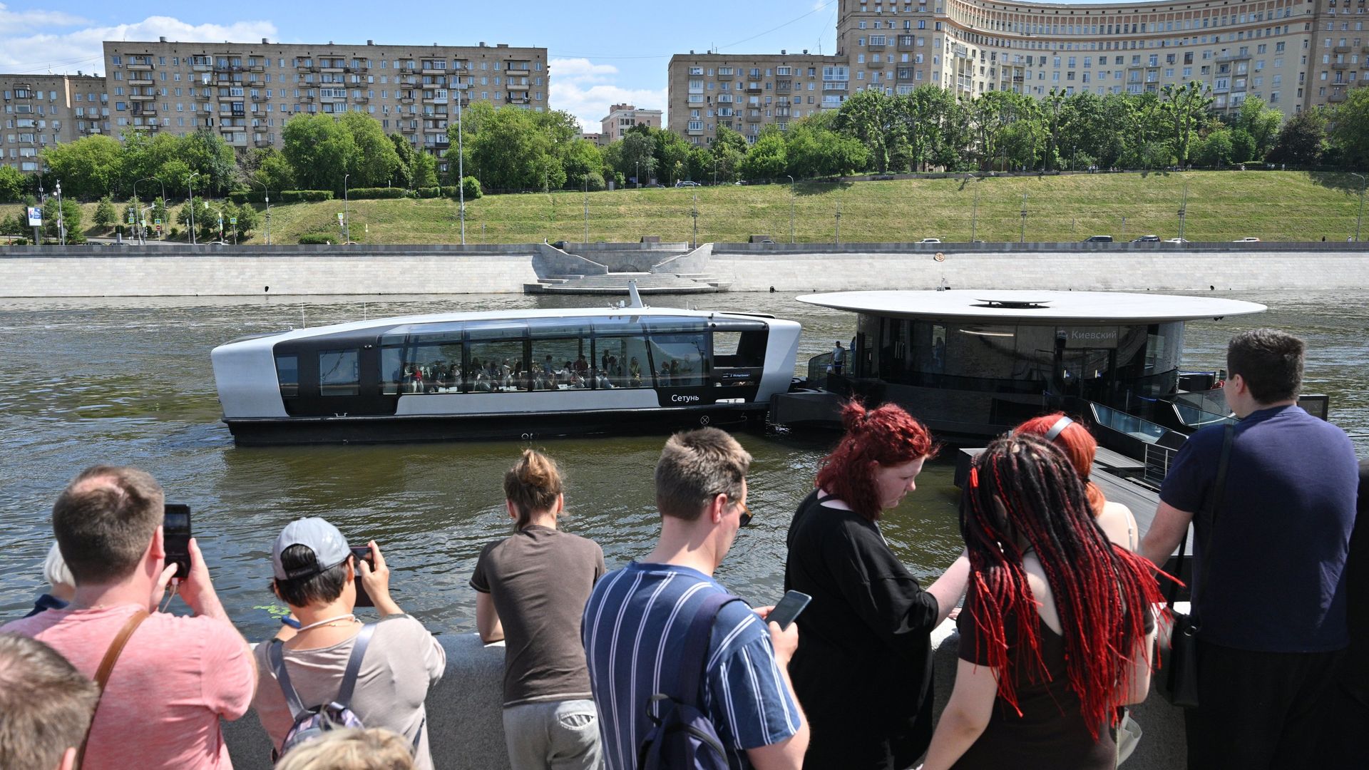 Очередь из желающих прокатиться на электрических речных судах в Москве - ПРАЙМ, 1920, 06.05.2024