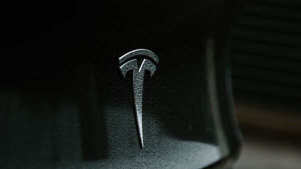 Логотип Tesla