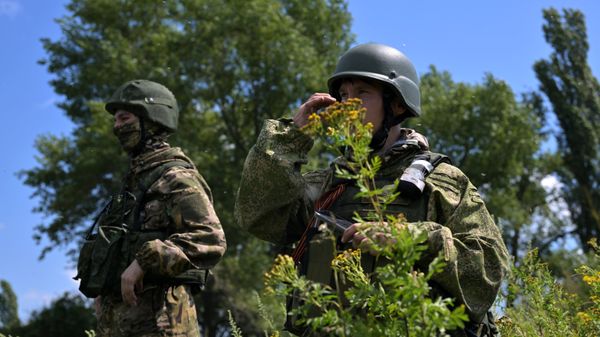 Военнослужащие ВС РФ на огневой позиции