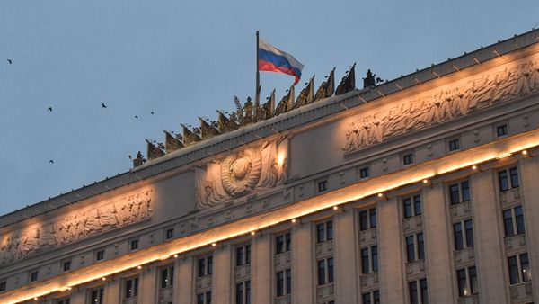 Флаг на здании Министерства обороны РФ