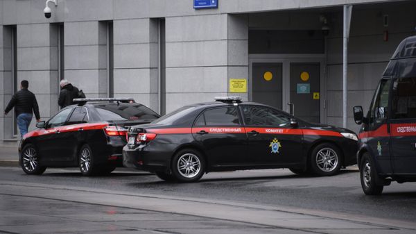 Автомобиль Следственного комитета у здания Следственного комитета РФ