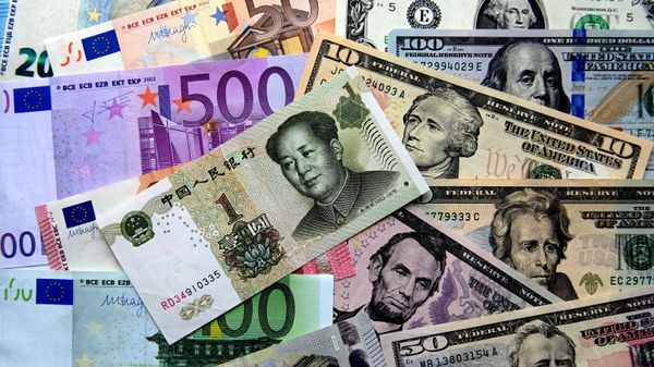 Банкноты евро, долларов США и китайских юаней