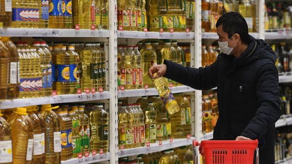 Стеллажи с подсолнечным маслом в гипермаркете