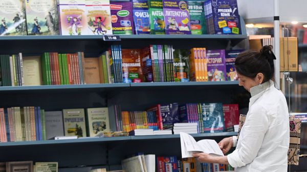 Стеллажи с книгами