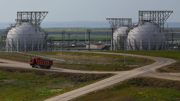Емкости для хранения сжиженного газа на территории Таманского терминала навалочных грузов